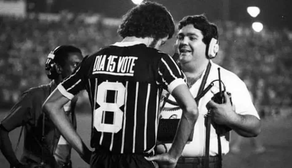 Faustão como repórter de campo, entrevistando Sócrates (Foto: Reprodução)