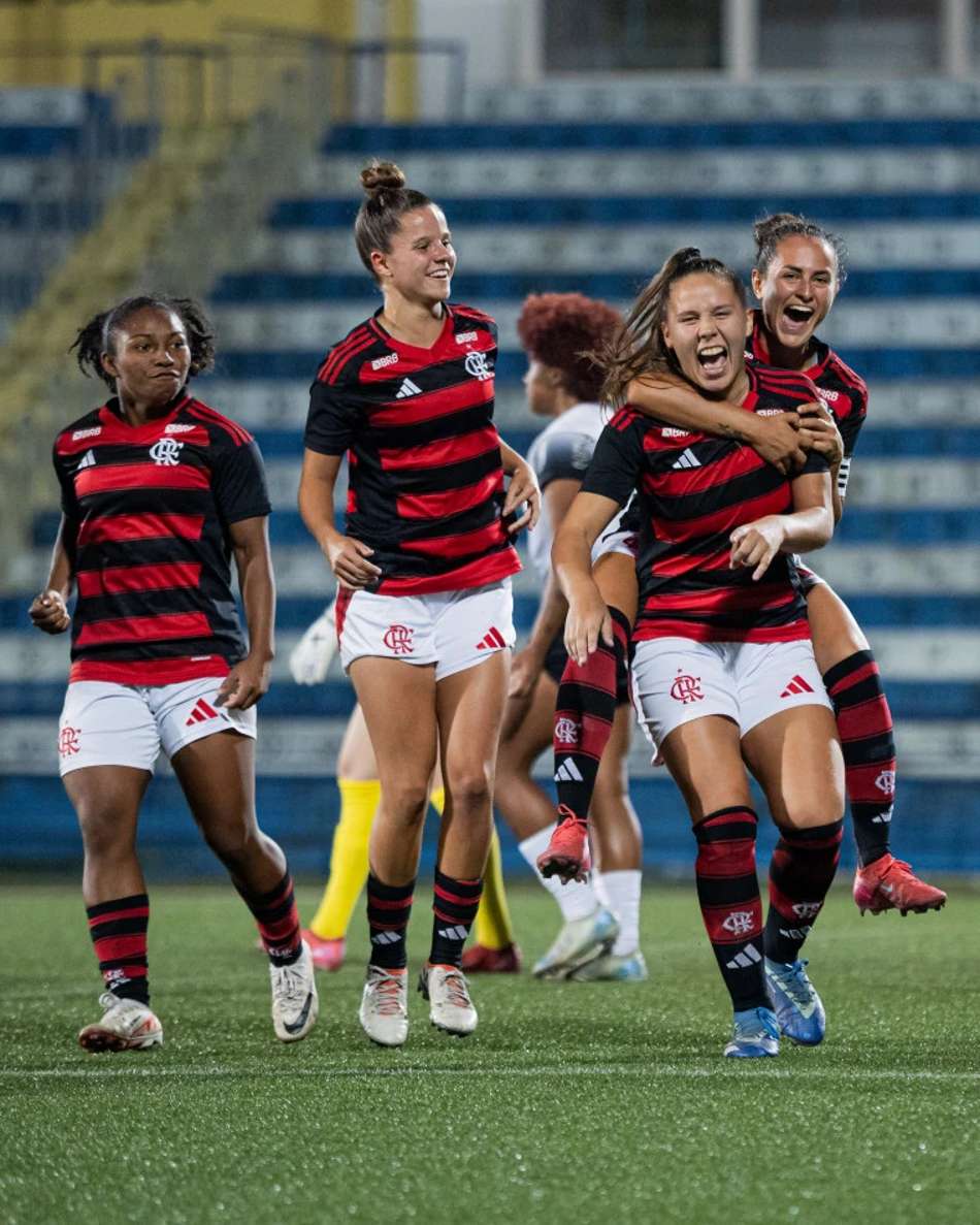 Jogadoras do Flamengo comemoram gol contra o Corinthians, pelo Brasileirão Feminino Sub-20