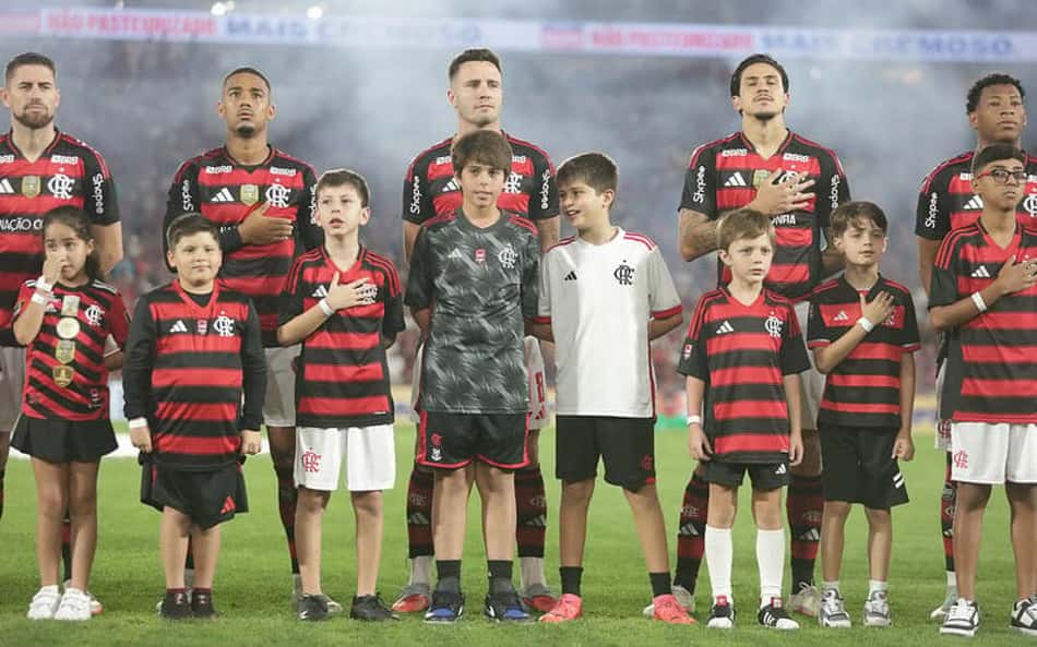Torcedores do Flamengo invadem perfil de titular e se declaram: 'Melhor do século'