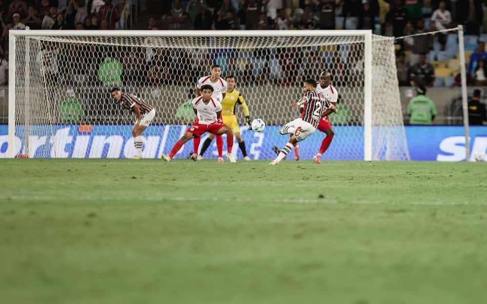 Conmebol denuncia Fluminense por condição do gramado do Maracanã