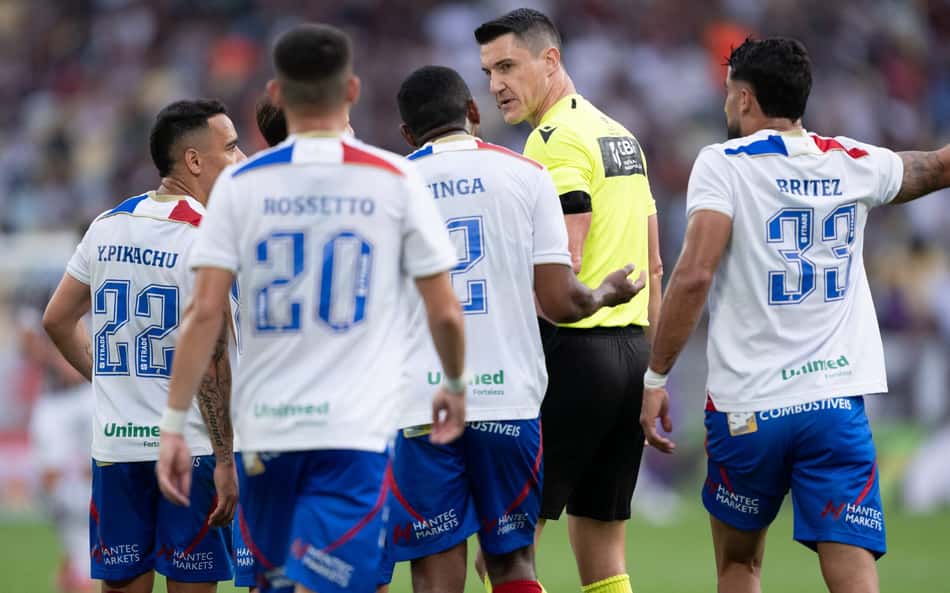 Torcedores do Fluminense se revoltam com decisão da arbitragem