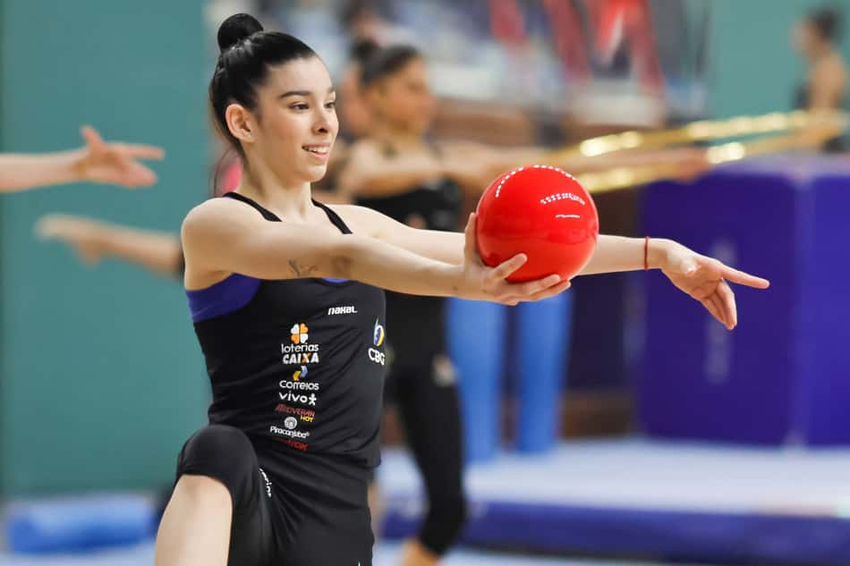 Maria Paula Caminha representa a Seleção Brasileira de ginástica rítmica (Foto: Wallace Teixeira / Lance!)