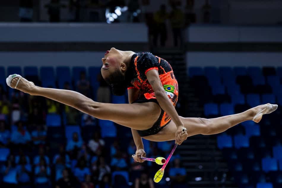 Geovanna Santos se apresenta com as maças no Mundial de Ginástica Rítmica (Foto: Ivan Carvalho / CBG)
