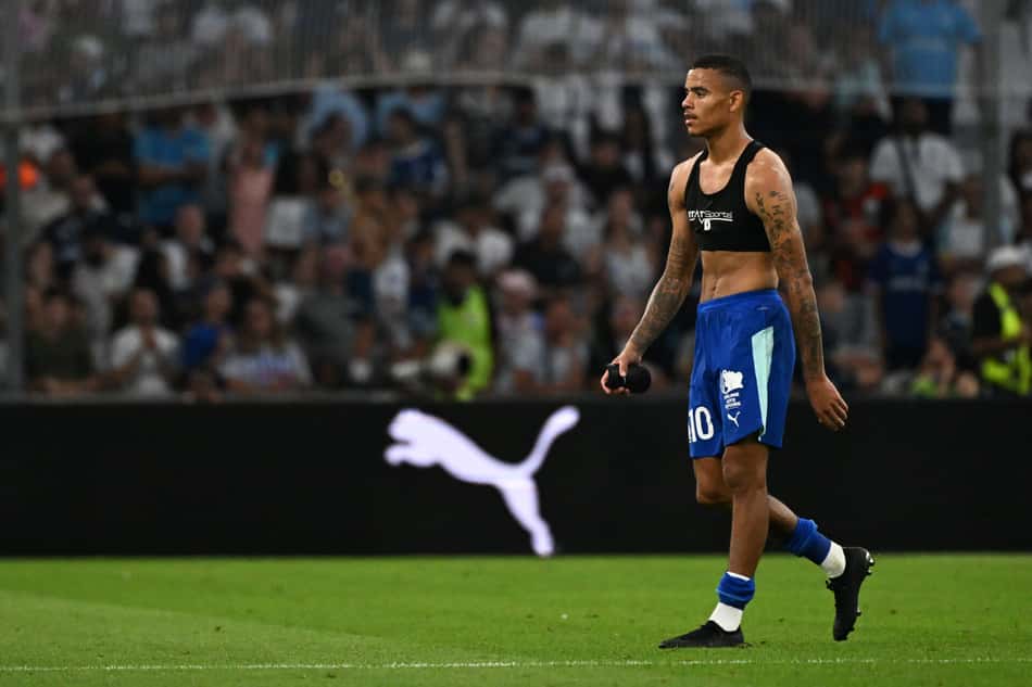 Greenwood deixa amistoso entre Olympique Marseille e Aston Villa sem camisa após briga