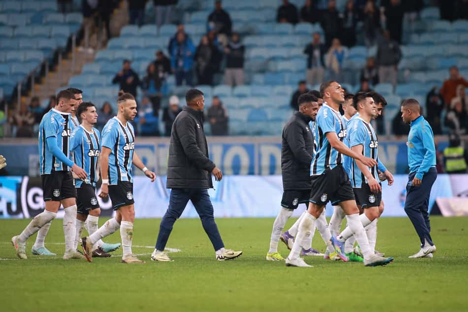 Jogadores do Grêmio lamentam derrota para o Sport. (Foto: Maxi Franzoi/AGIF)