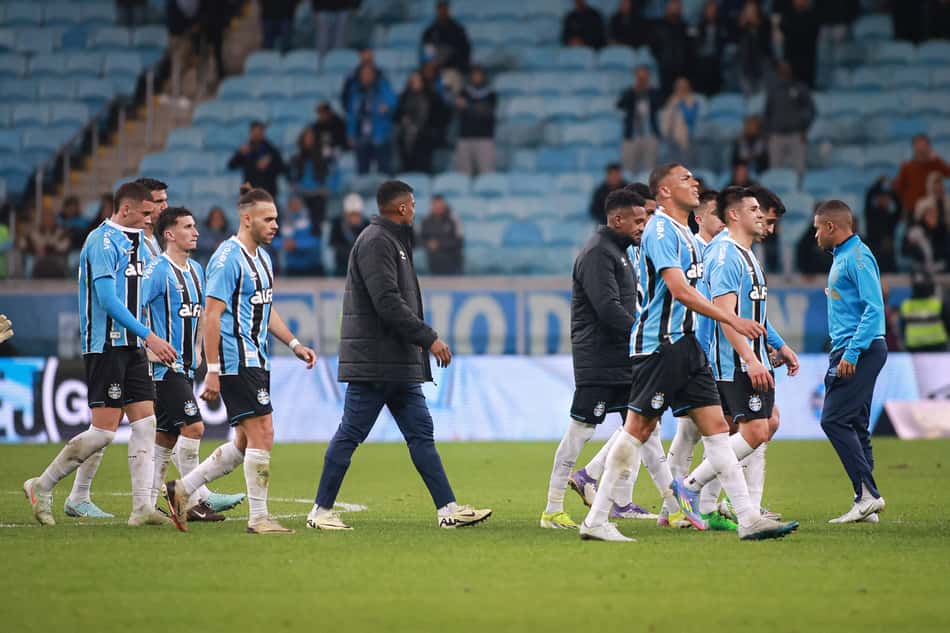 Jogadores do Grêmio lamentam derrota para o Sport. (Foto: Maxi Franzoi/AGIF)