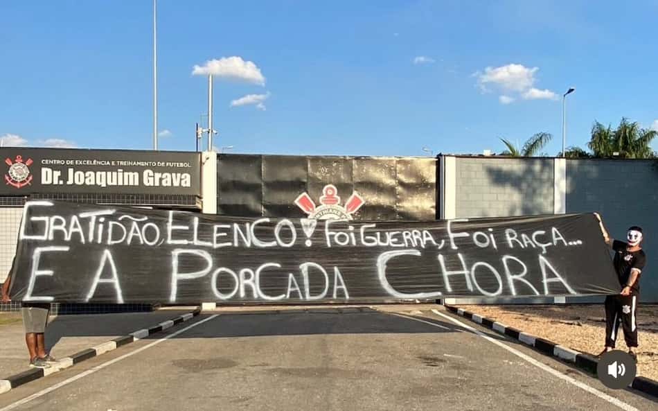 Torcedor provoca o Palmeiras e agradece elenco do Corinthians com faixa no CT