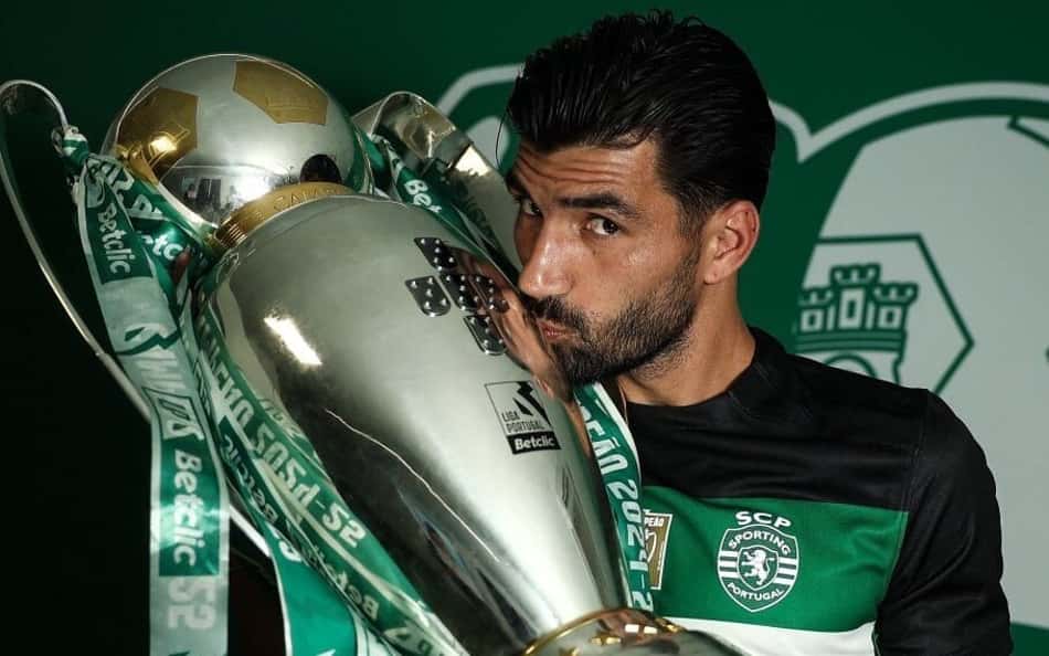 Lateral português é oferecido ao Corinthians, que prega cautela
