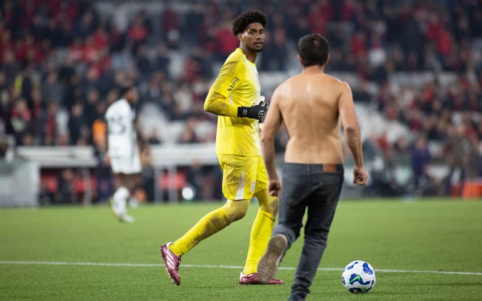 Athletico x Corinthians: torcedor que agrediu Hugo Souza se apresenta à Polícia