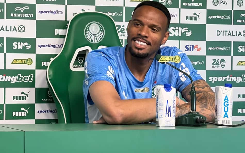 Carlos Miguel, goleiro do Palmeiras, durante apresentação
