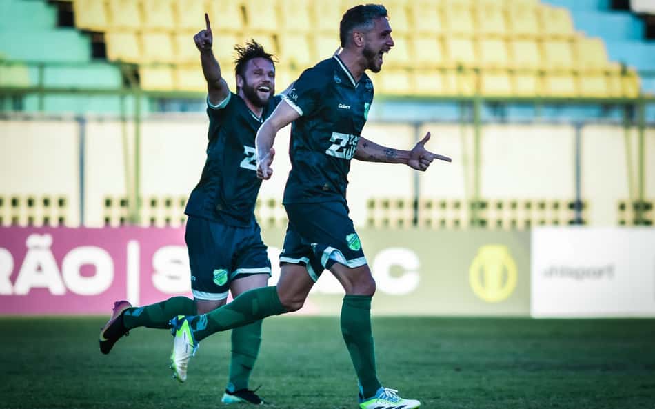 Capitão do Floresta celebra gol e projeta reta final de Série C
