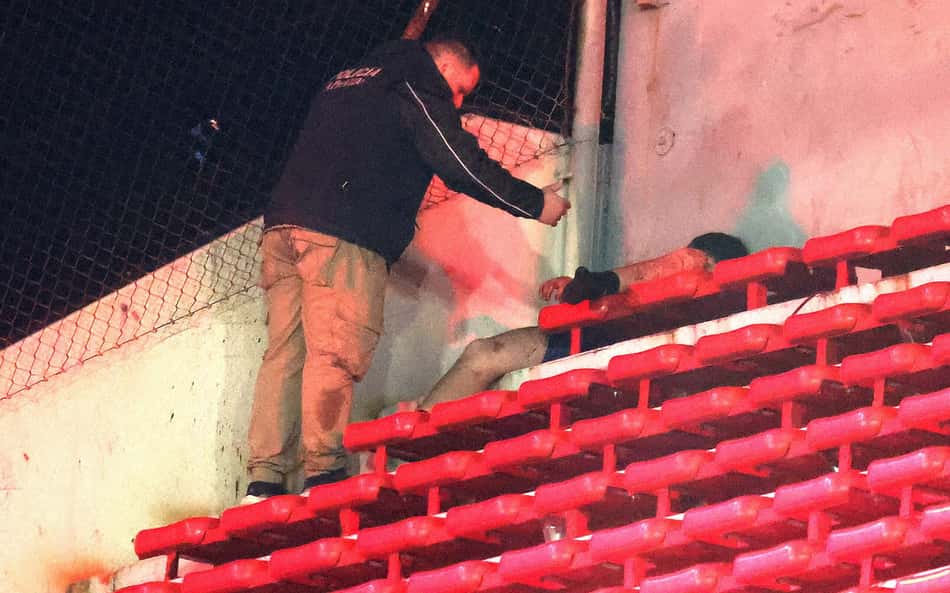 Universidad de Chile se pronuncia sobre confusão em duelo contra o Independiente: 'Surra brutal'