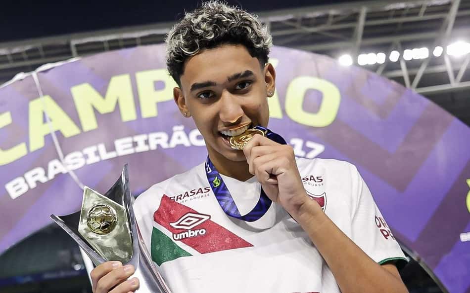 Fluminense acerta venda de Isaque ao Shakhtar; veja valores e forma de pagamento