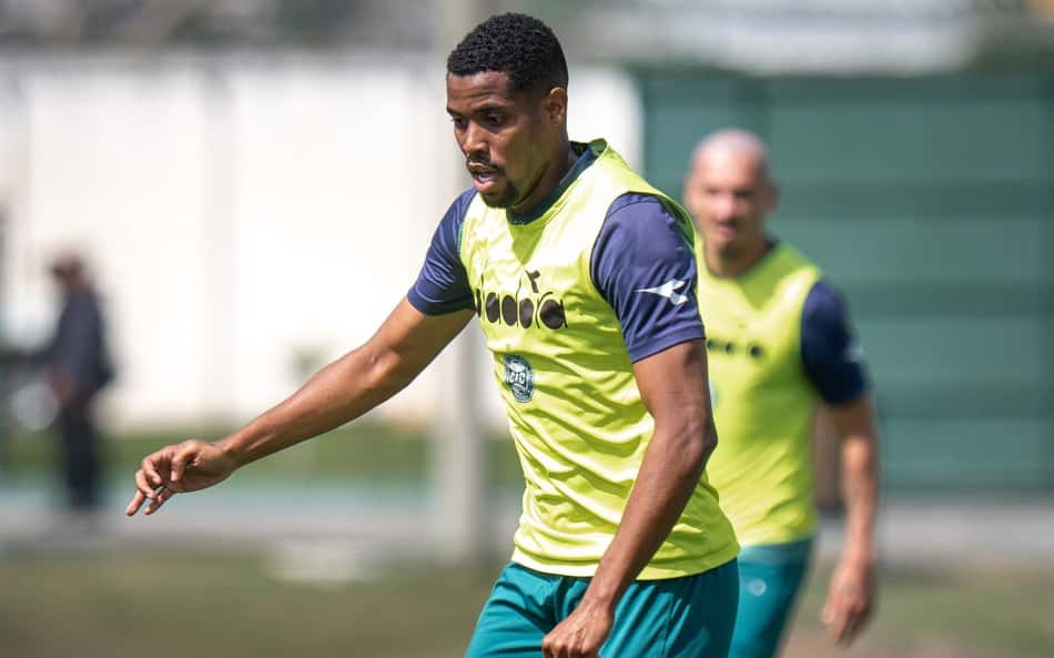 Iury Castilho volta de suspensão e tenta retomar titularidade no Coritiba