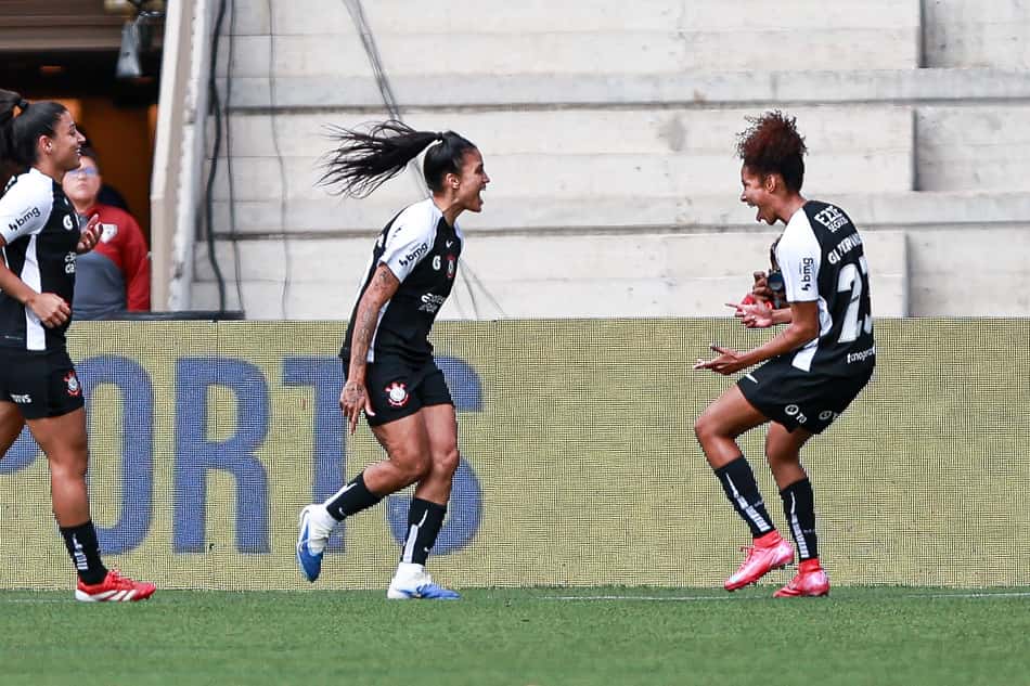 Jaqueline comemora seu gol pelo Corinthians, contra o São Paulo, pela semifinal do Brasileirão Feminino