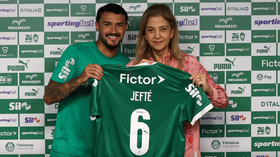 A presidente Leila Pereira, da SE Palmeiras, apresenta o mais novo atleta do clube Jefté, na Academia de Futebol. (Foto: Cesar Greco/Palmeiras/by Canon)