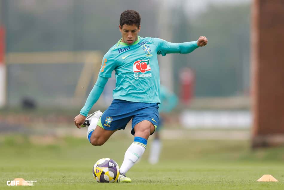 João Cruz finaliza em treino da Seleção Brasileira Sub-20, em Assunção