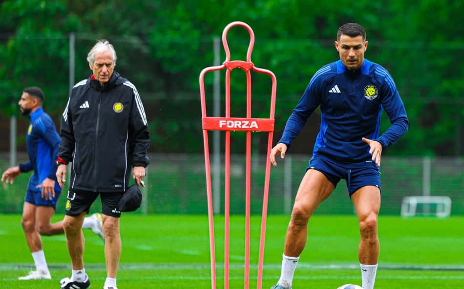 Jorge Jesus observa Cristiano Ronaldo em treino do Al-Nassr