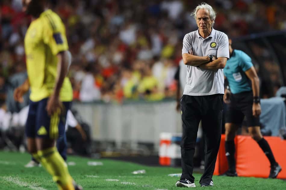 Jorge Jesus observa partida entre Al-Nassr e Al-Ittihad, válida pela Supercopa Saudita, à beira do gramado. (Foto: Divulgação/Al-Nassr)
