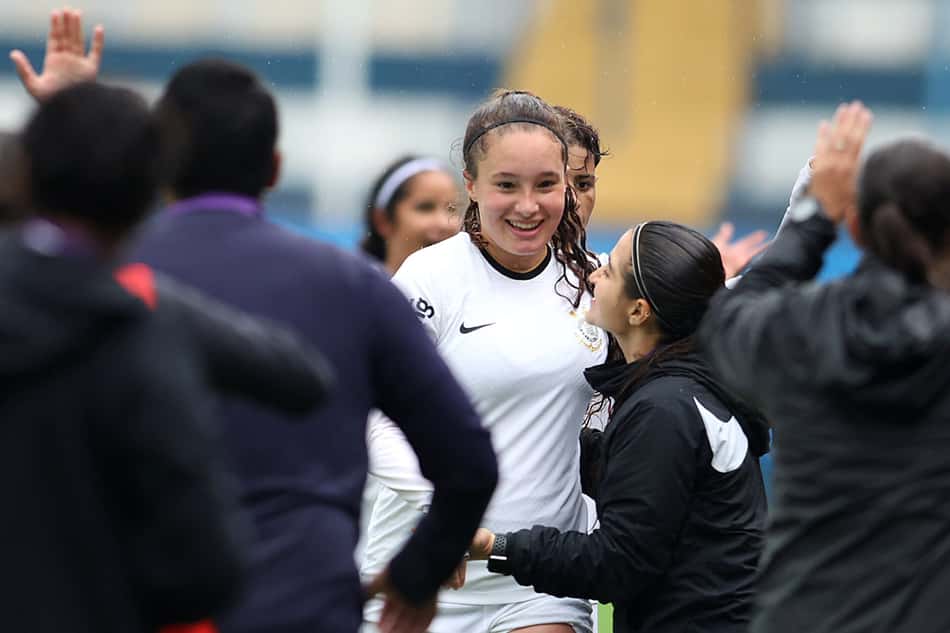 Julia Romero comemora seu gol pelo Corinthians contra o Grêmio na final do Brasileirão Feminino Sub-17