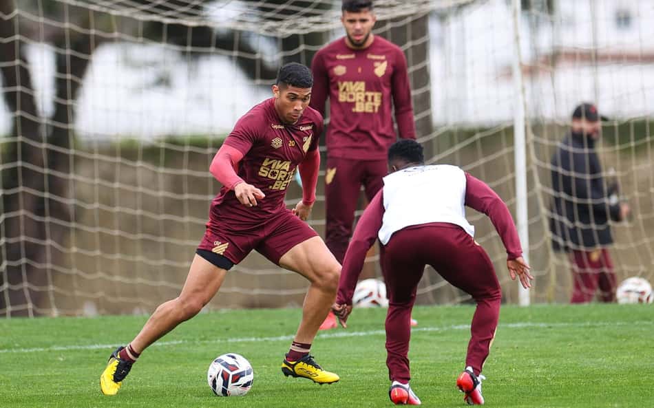 Julimar volta a treinar com bola no Athletico e deve retornar em setembro