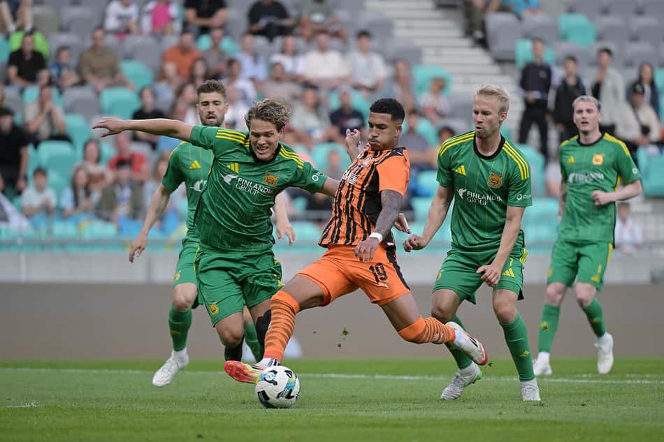 Kauã Elias em ação pelo Shakhtar Donetsk contra o Ilves, na estreia da Europa League