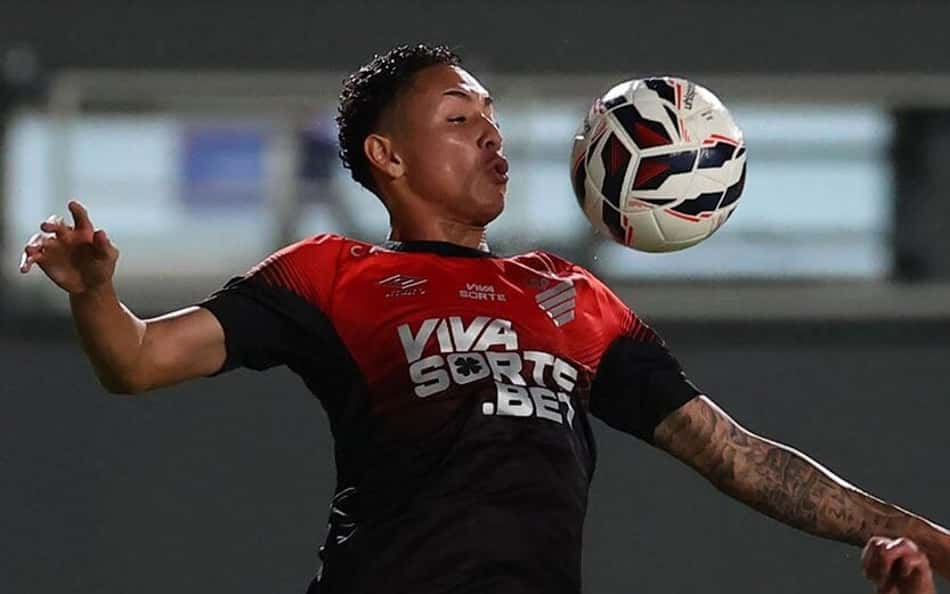 Cruzeiro paga multa milionária e contrata joia do Athletico para a lateral direita