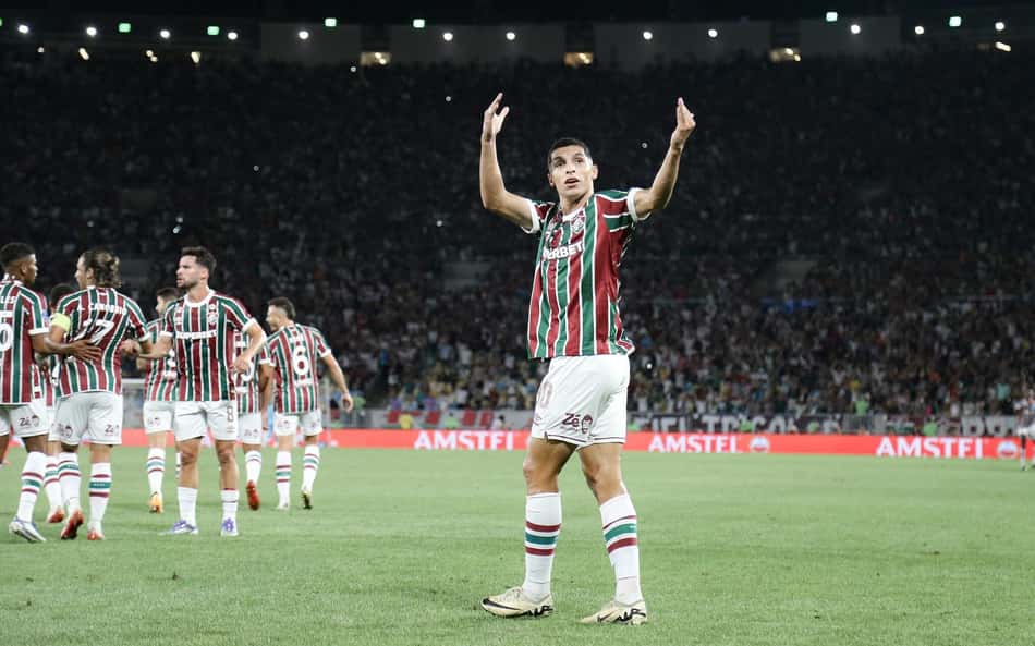 Serna celebra boa fase no Fluminense e homenageia Fábio