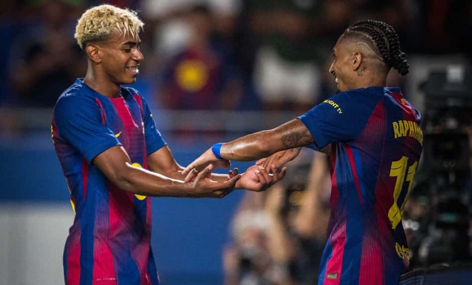 Lamine Yamal e Raphinha comemoram gol marcado pelo Barcelona sobre o Como