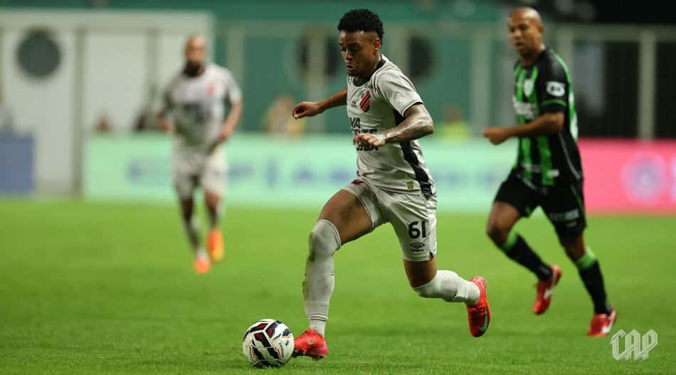 Léo Derik em ação pelo Athletico-PR