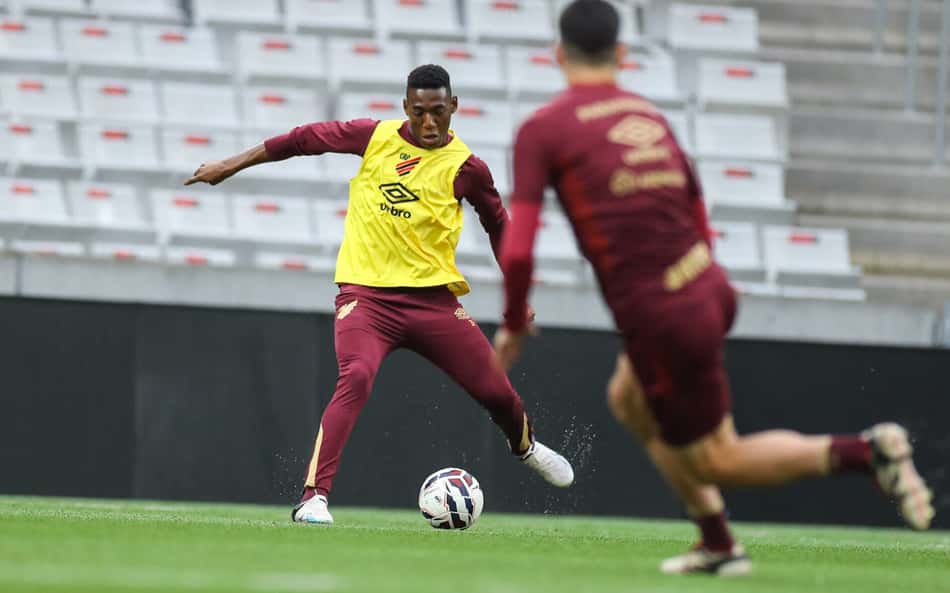 Léo Pelé sente lesão muscular e deve ficar fora do Athletico por até dois meses