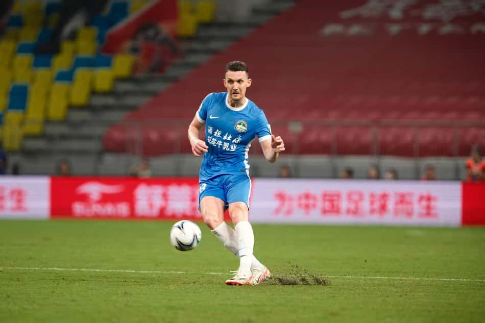 Lucas Maia em ação pelo Henan FC, da China (Foto: Divulgação/Henan FC)