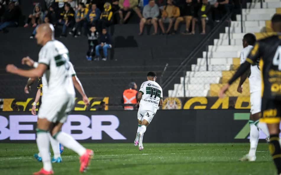 Lucas Ronier marca dois golaços e desabafa no Coritiba: 'Apenas uma fase ruim'