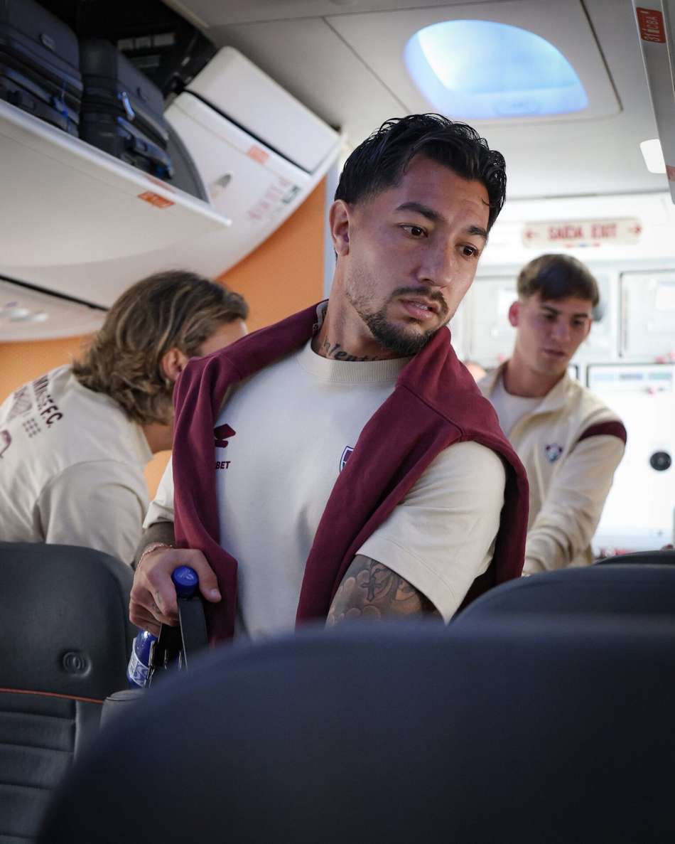 Lucho Acosta no avião para Bahia x Fluminense (Foto: Divulgação/ Fluminense)