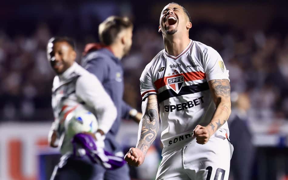 Luciano comemora vitória do São Paulo contra o Atlético Nacional nos pênaltis pela Libertadores