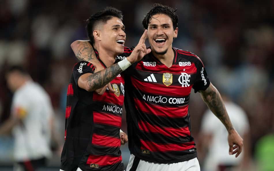 Luiz Araújo e Pedro comemoram gol do Flamengo contra o Vitória (Foto: Jorge Rodrigues/AGIF)