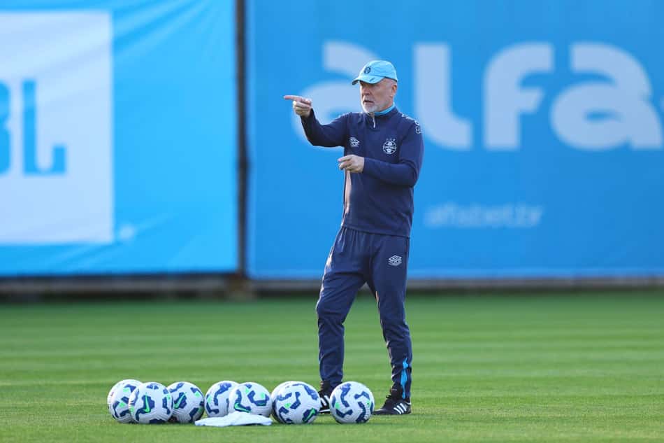 Mano Menezes em treinamento do Grêmio. (Foto: Lucas Uebel/Grêmio FBPA)