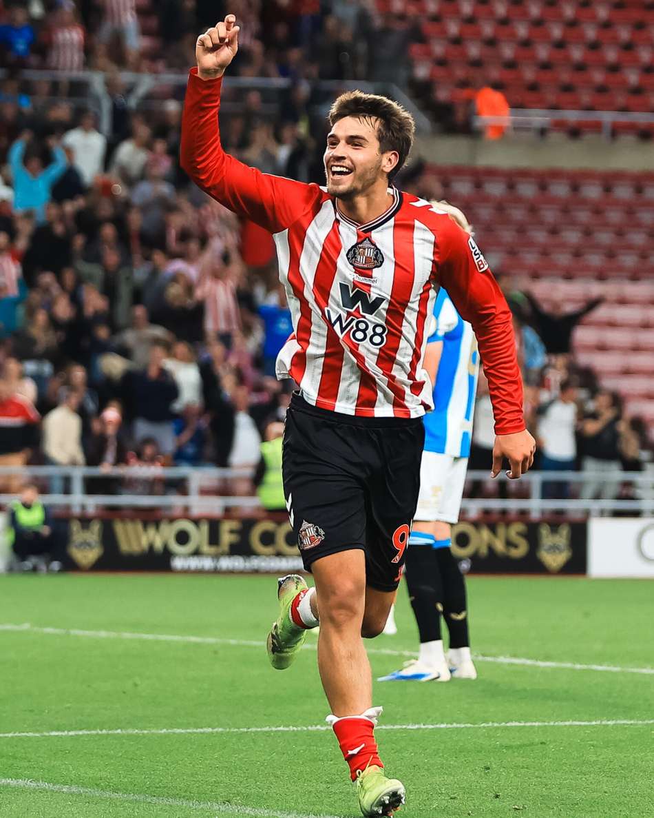 Marc Guiu marcando o gol do empate para o Sunderland (Foto: Reprodução/X)