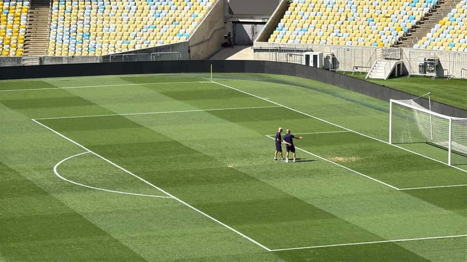 Membros da comissão técnica do Barcelona próximos de falha no gramado do Maracanã