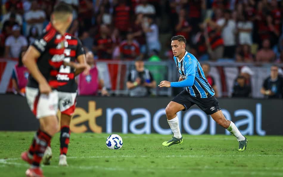 Erick Noriega com a bola no empate do Grêmio com o Flamengo. (Foto: Lucas Uebel/Grêmio FBPA)