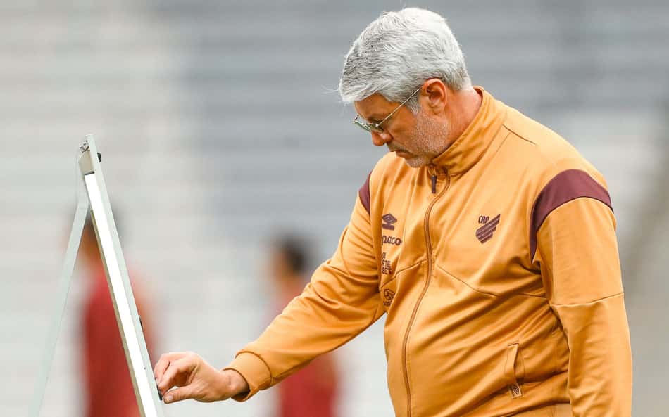 Odair Hellmann se recusa a falar que Athletico briga contra o rebaixamento à Série C