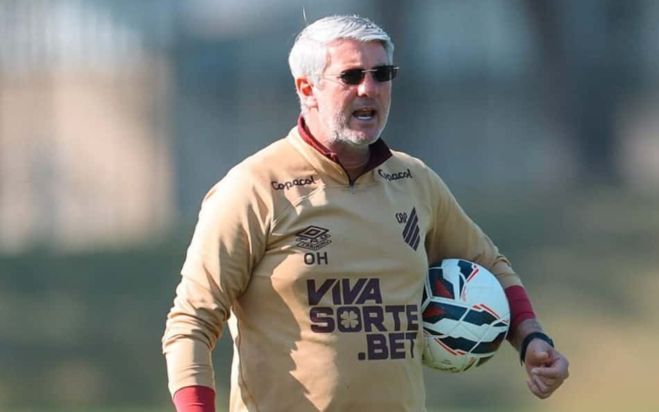 Suspenso, Odair Hellmann se emociona com classificação do Athletico contra o São Paulo