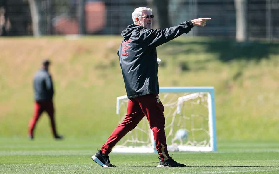 Odair Hellmann balança no cargo, mas segue como técnico do Athletico