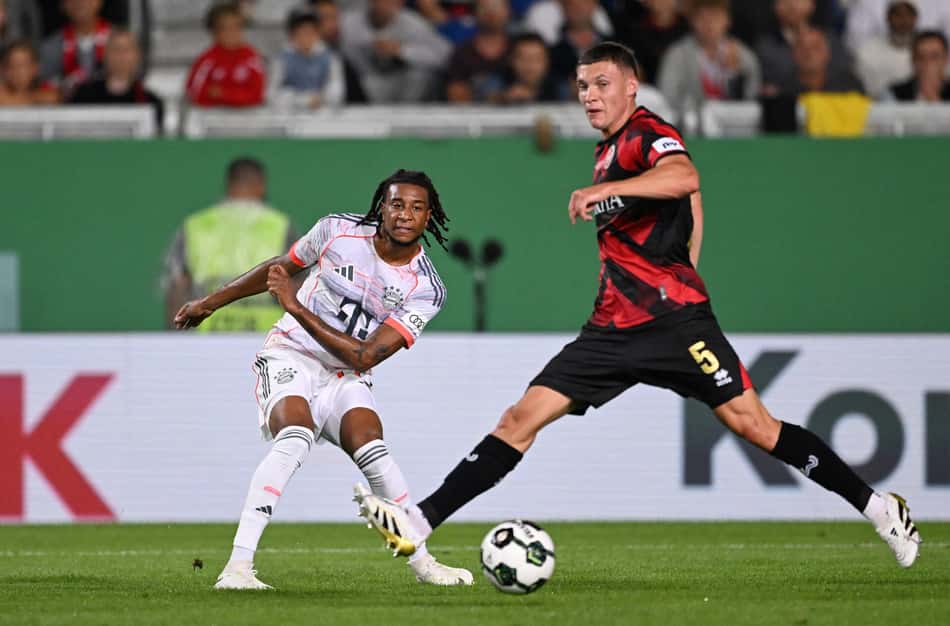 Olise e May disputam bola em Wehen Wiesbaden x Bayern, na Copa da Alemanha