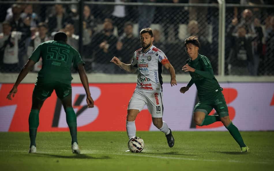 Série B: Operário-PR faz gol relâmpago e vence o Coritiba