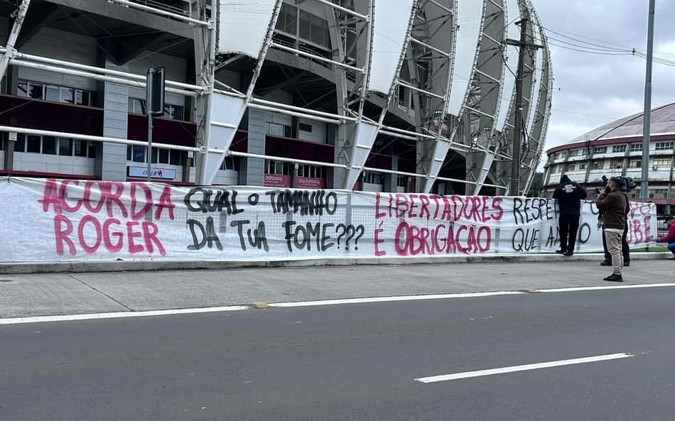 Torcedores do Internacional fazem protesto em frente ao Beira-Rio