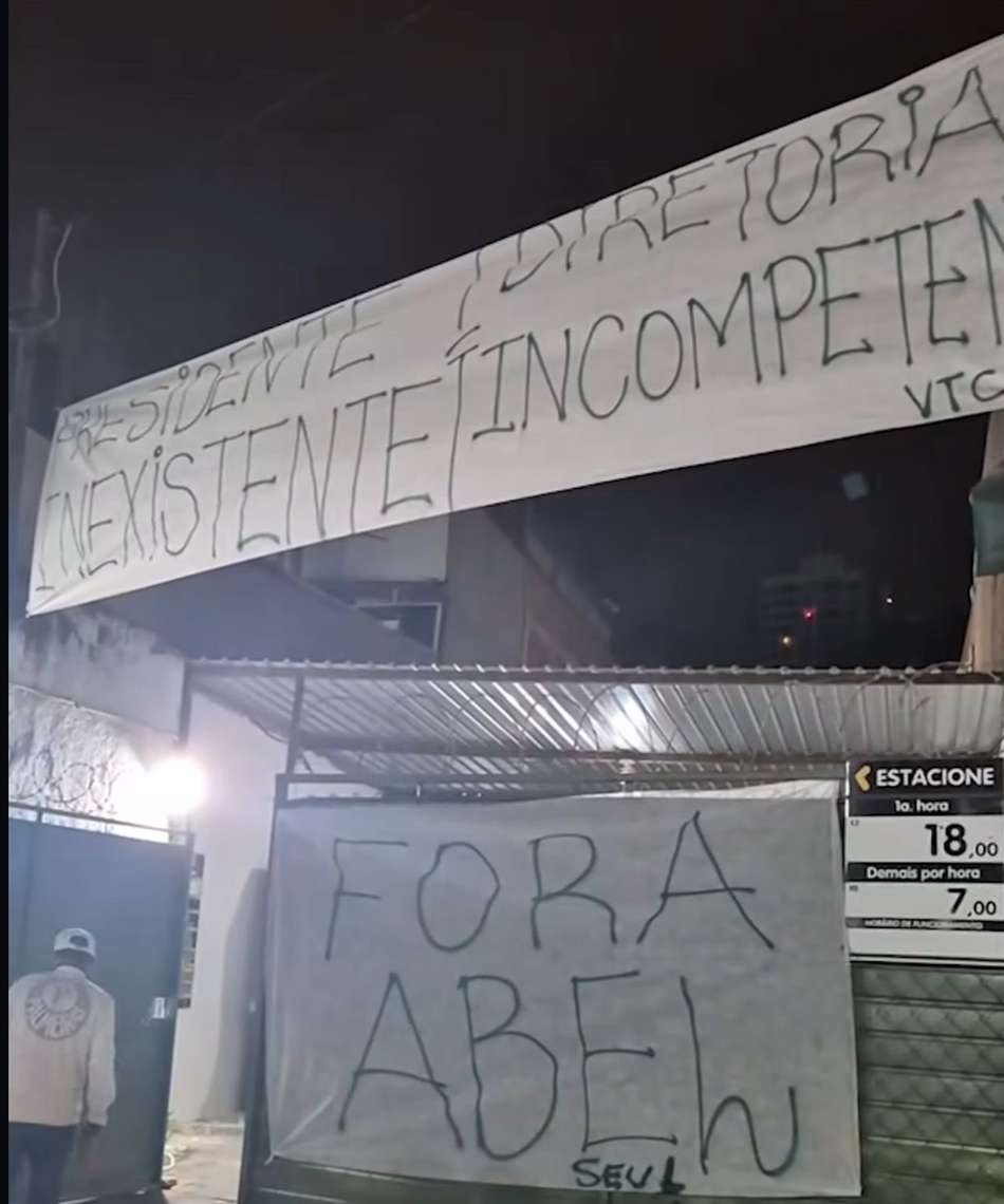 Torcida do Palmeiras pede a saída do técnico Abel Ferreira do Palmeiras. Técnico pode renovar até o fim de 2027. (Foto: Divulgação/ Internet)
