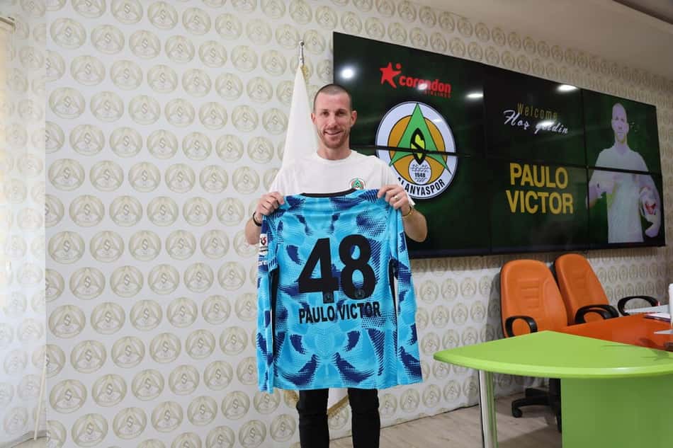 Paulo Victor segurando camisa