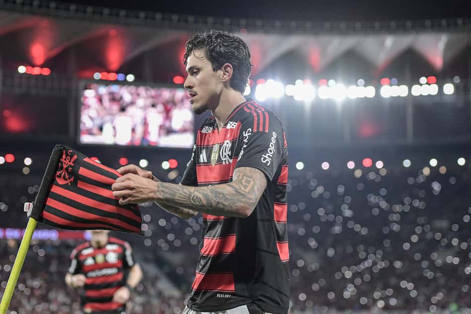 Pedro jogando pelo Flamengo no Maracanã (Foto: Thiago Ribeiro/AGIF)