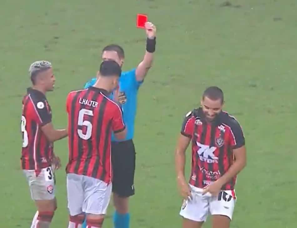 Pepê, do Vitória, é expulso depois de dar soco em Acevedo (Foto: reprodução)